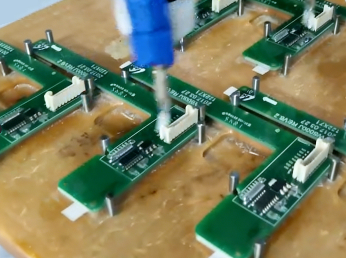 良品率稳升！3C 电子精密组装溢胶残胶解决方案